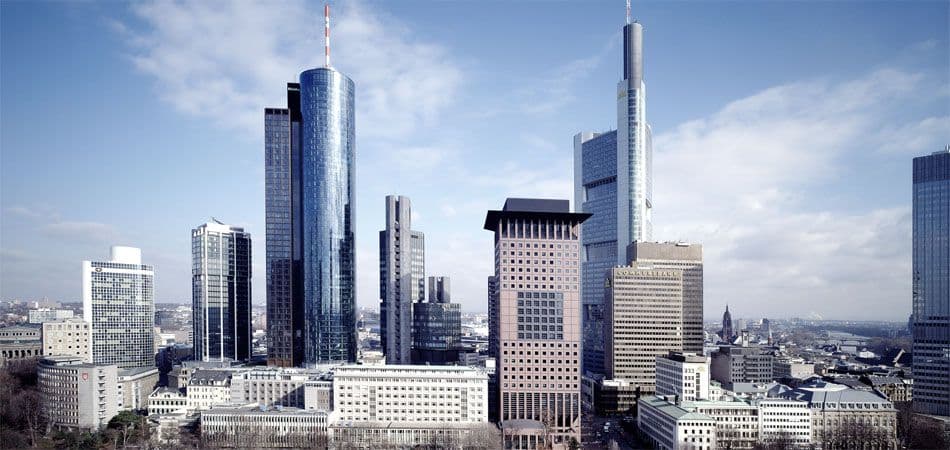 Architekturfotografie des Main Towers in Frankfurt aus dem Website-Projekt 'SAA Schweger' als Beispiel für die schöne Bildsprache des Webdesigns