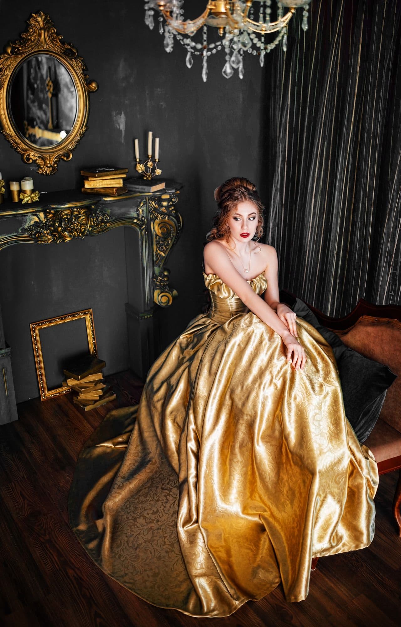 Fotografie in dunklen Grau und Goldtönen von der Künstlerin als Beispiel für die hochwertige Bildsprache im Webdesign Referenz Projekt