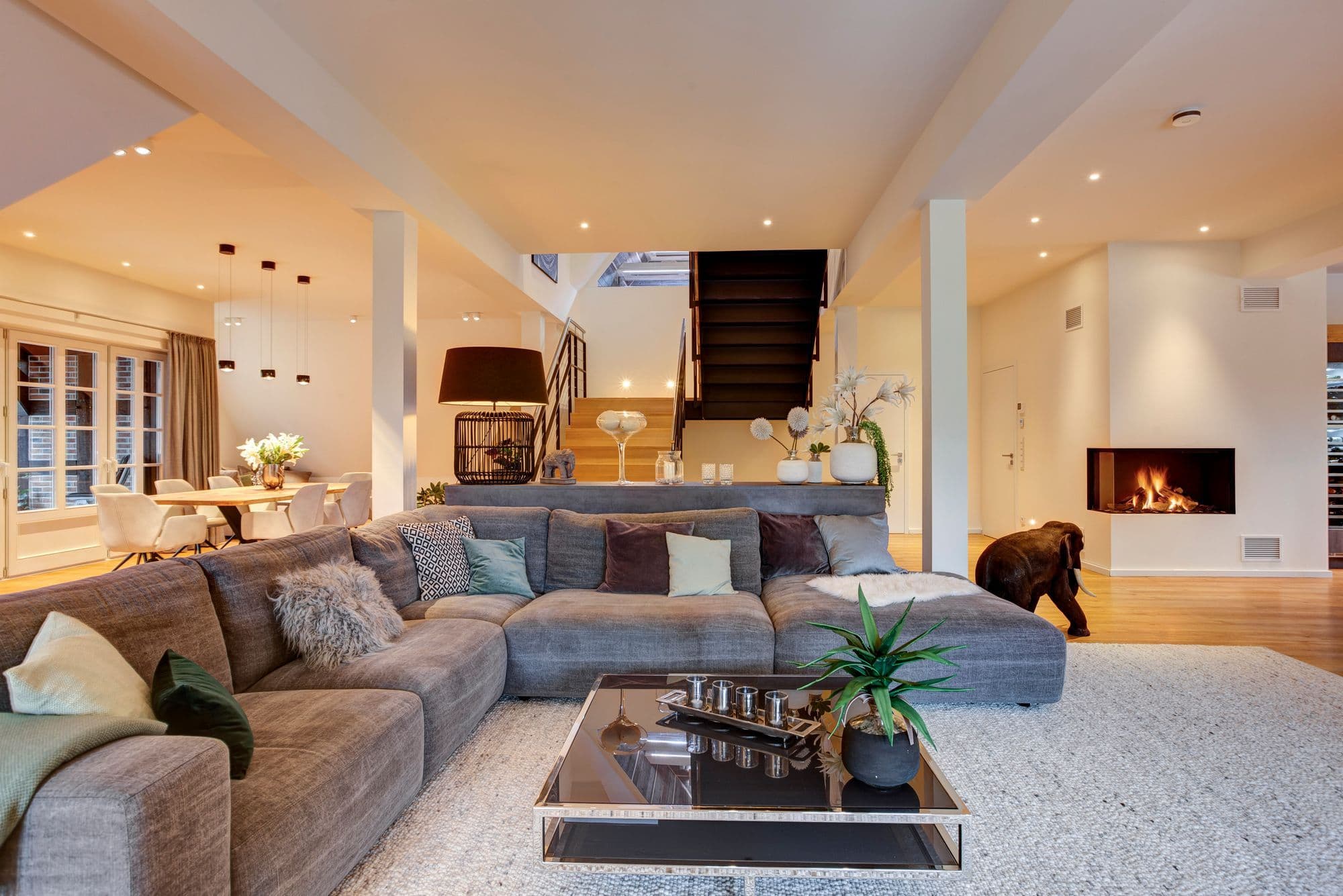 Architekturfotografie eines modernen, warmen Wohnzimmers aus dem Referenzprojekt 'Embert Raumkonzept Innenarchitektur' – Beispiel für die hochwertige Bildwelt des Webdesigns.