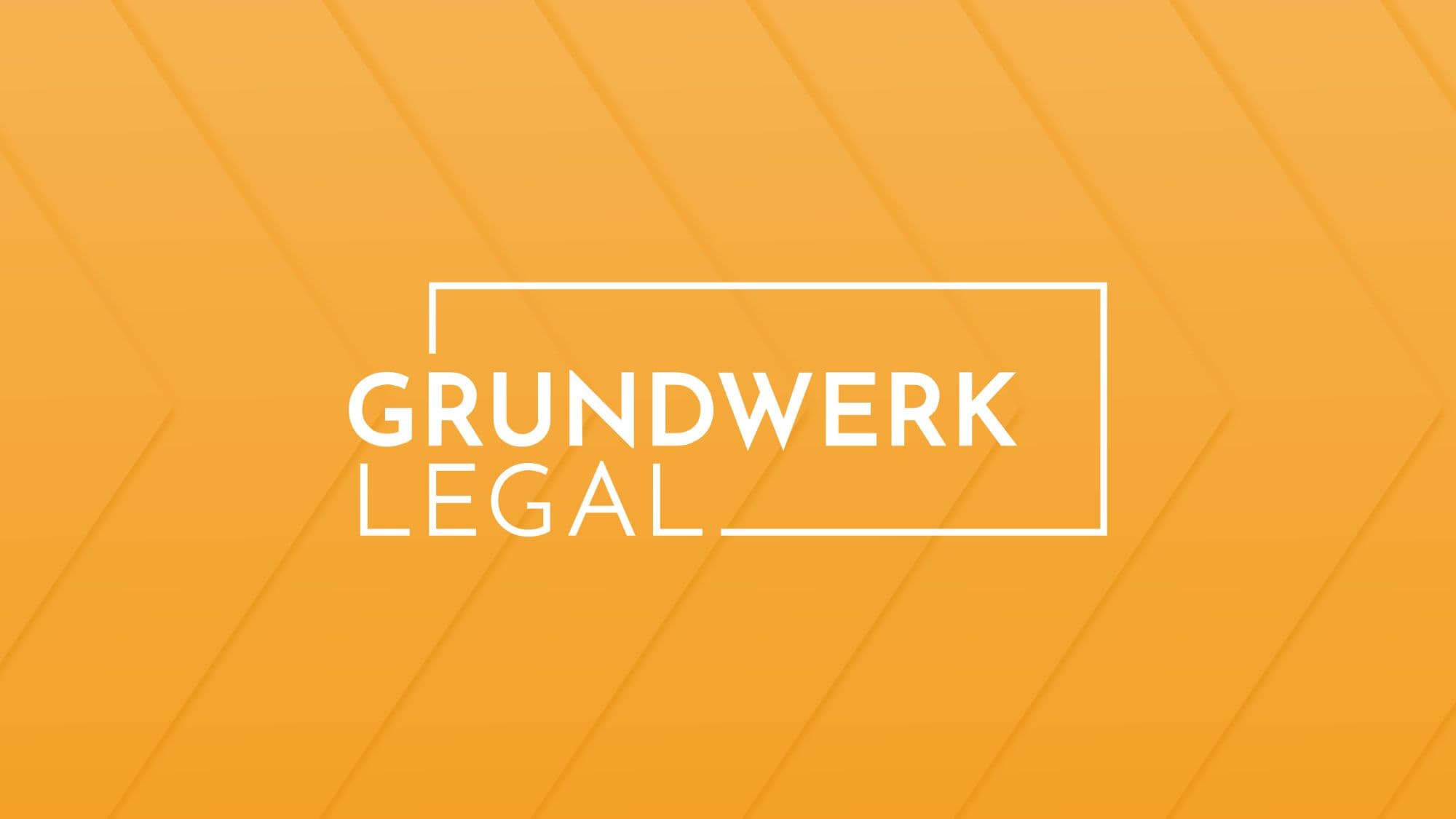 Grafik mit einem Logo vor einem im leicht dreidimensionalen, aber minimalistischen Hintergrund in einem Orangegoldton aus dem Referenzprojekt Grundwerk Legal als Beispiel für die Farb- und Bildsprache des Webdesigns.