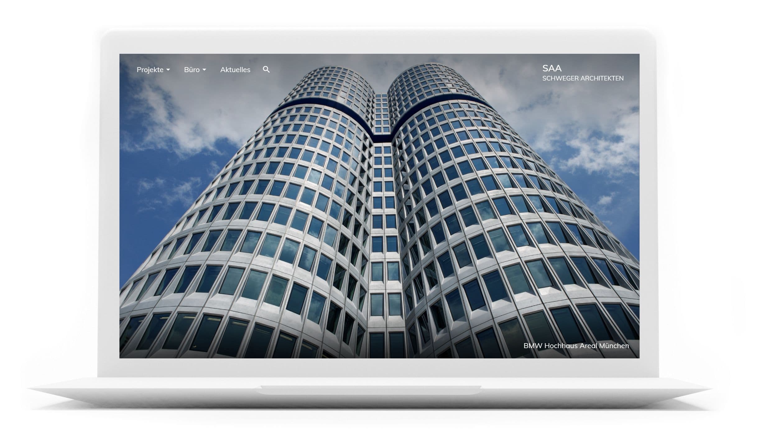 Webdesign Referenz: Portfolio-Website für ein Architekturbüro im modernem Design, präsentiert auf einem MacBook-Display mit einem Bild des BMW-Gebäudes in München - einem Projekt des Architekturbüros.