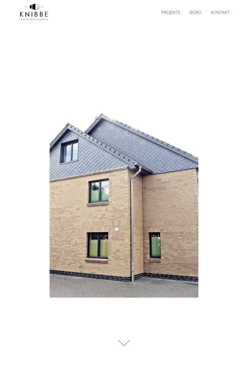 Mobile Ansicht der Website Referenz Knibbe Architekturbüro mit einer Architekturfotografie eines Mehrfamilienhauses