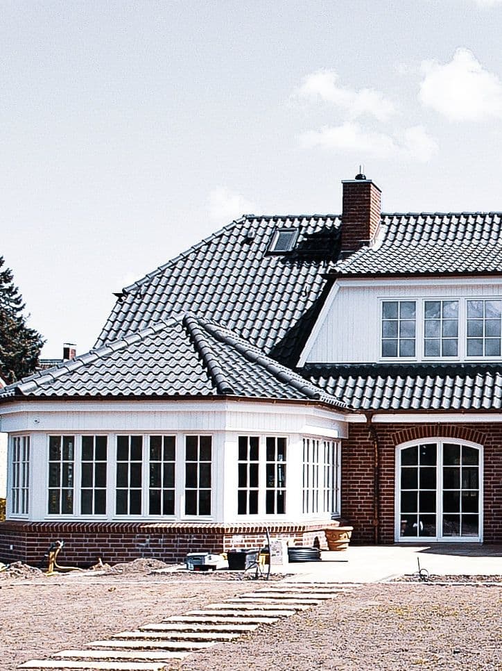 Detailfotografie einer modernen Villa aus dem Referenzprojekt 'Knibbe Architekturbüro' – Beispiel für die hochwertige Bildwelt des Webdesigns.