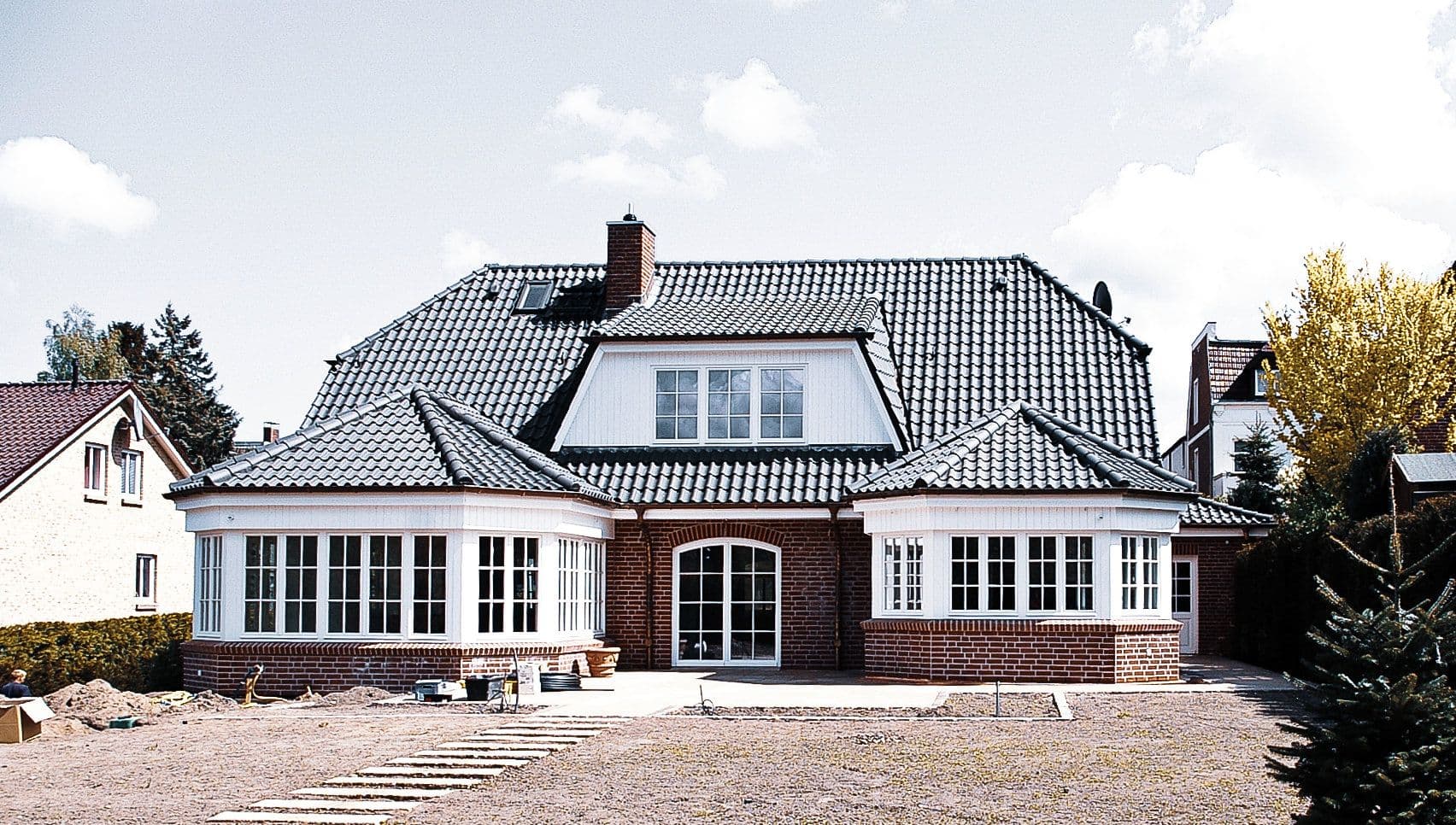 Architekturfotografie einer modernen Villa aus dem Referenzprojekt 'Knibbe Architekturbüro' – Beispiel für die hochwertige Bildwelt des Webdesigns.