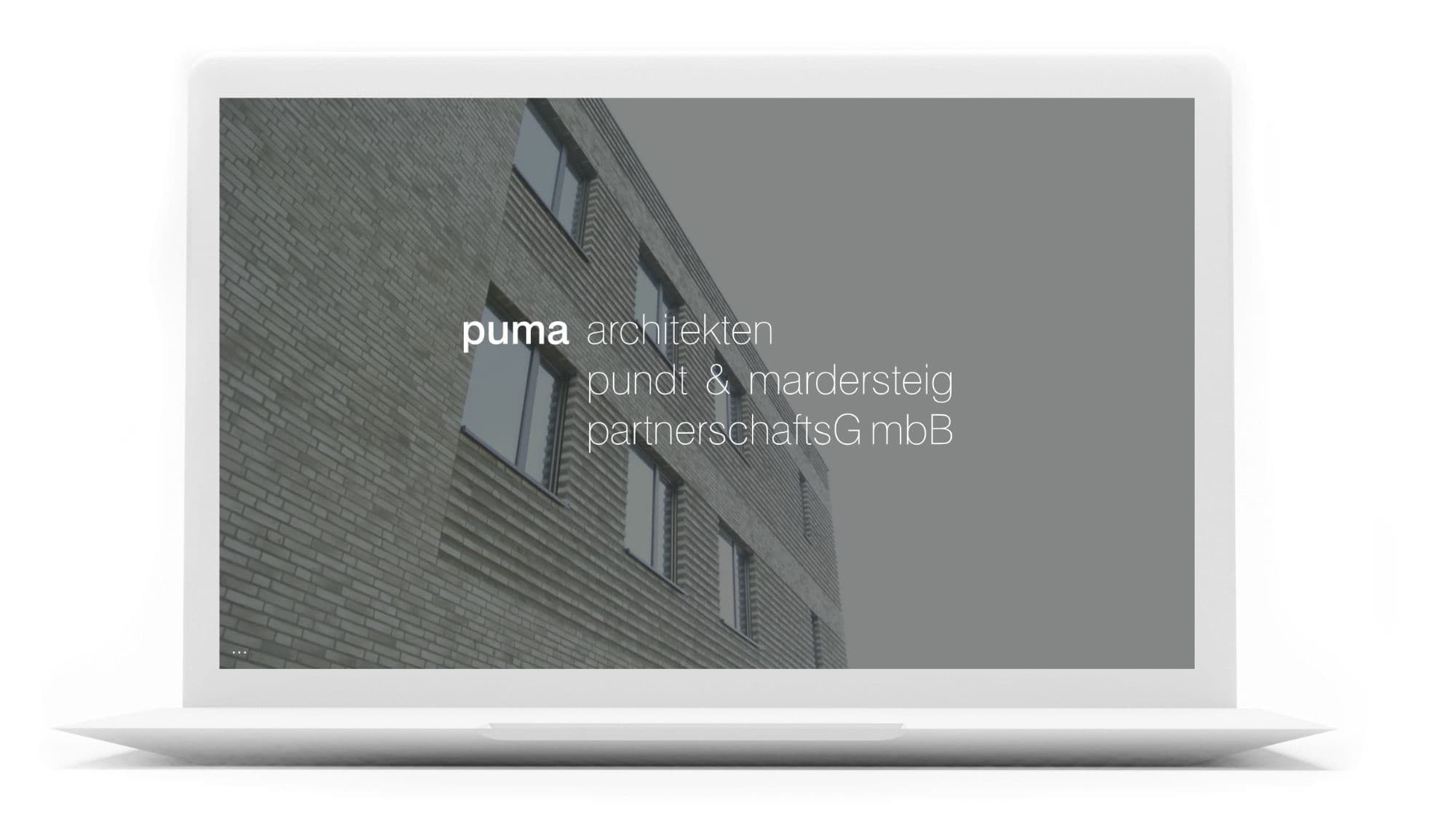 Webdesign Referenz - Website für ein Architekturbüro präsentiert auf einem MacBook-Display mit einer Architekturfotografie