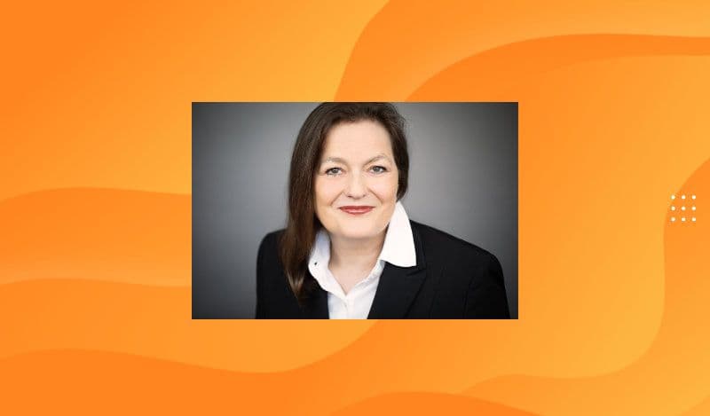 Screenshot der ein Foto der Rechtsanwältin Katrin Wülfken vor gelb-orangen Rendering zeigt, als Beispiel für die lebendige Gestaltung der Website, die sich auch in den Animationen bemerkbar macht.