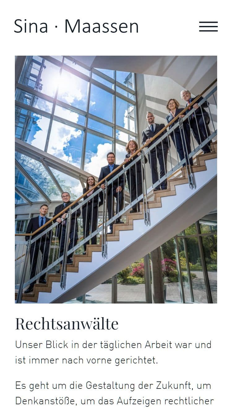 Mobile Ansicht der Kanzlei-Website mit einem Gruppenbild der Rechtsanwälte als Beispiel für die hochwertige Bildsprache dieses Webdesigns-Projekts