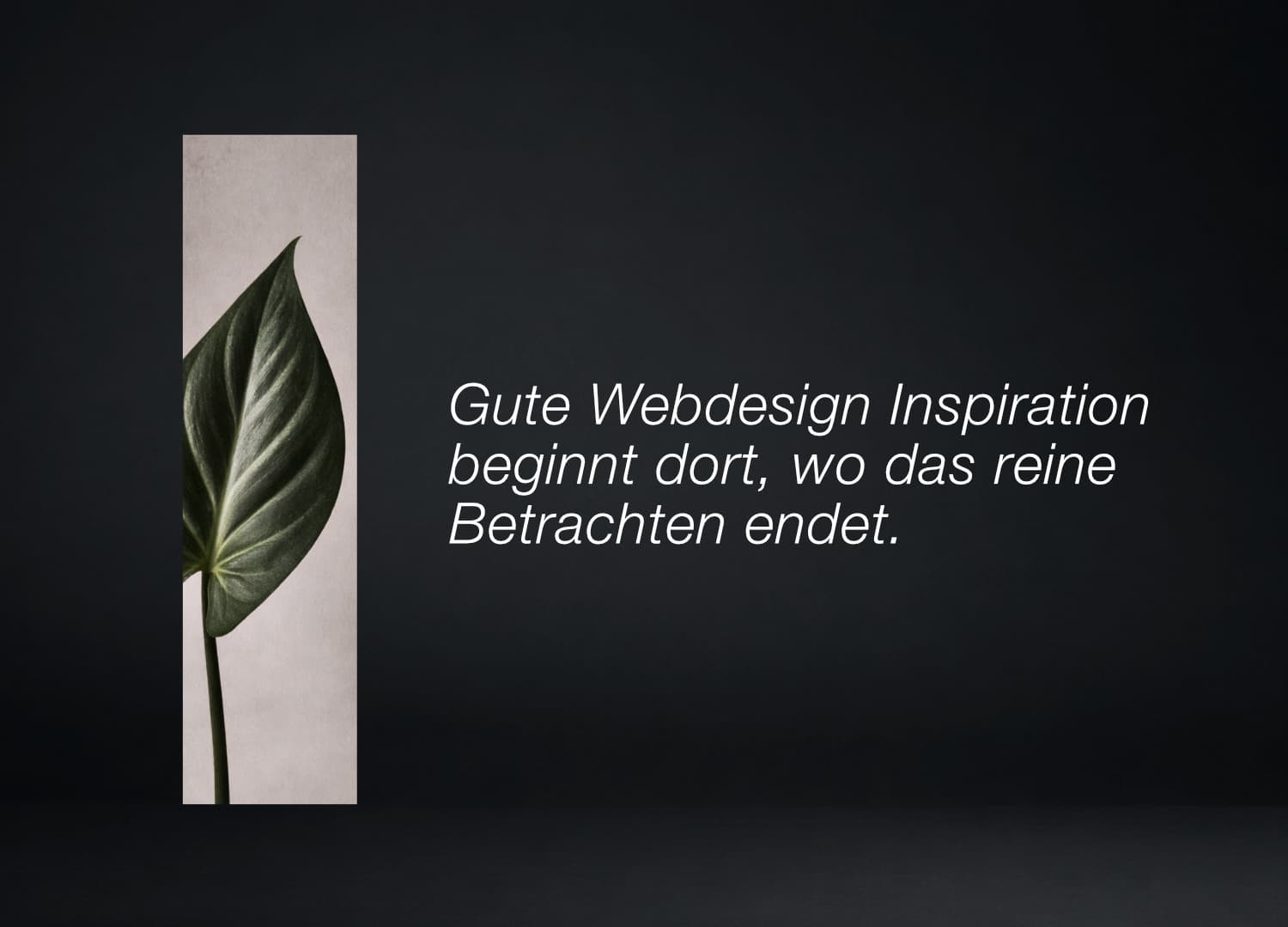 Minimalistisches Bild mit einem einzelnen, detailreichen grünen Blatt links und dem Text 'Gute Webdesign Inspiration beginnt dort, wo das reine Betrachten endet.' auf dunklem Hintergrund.