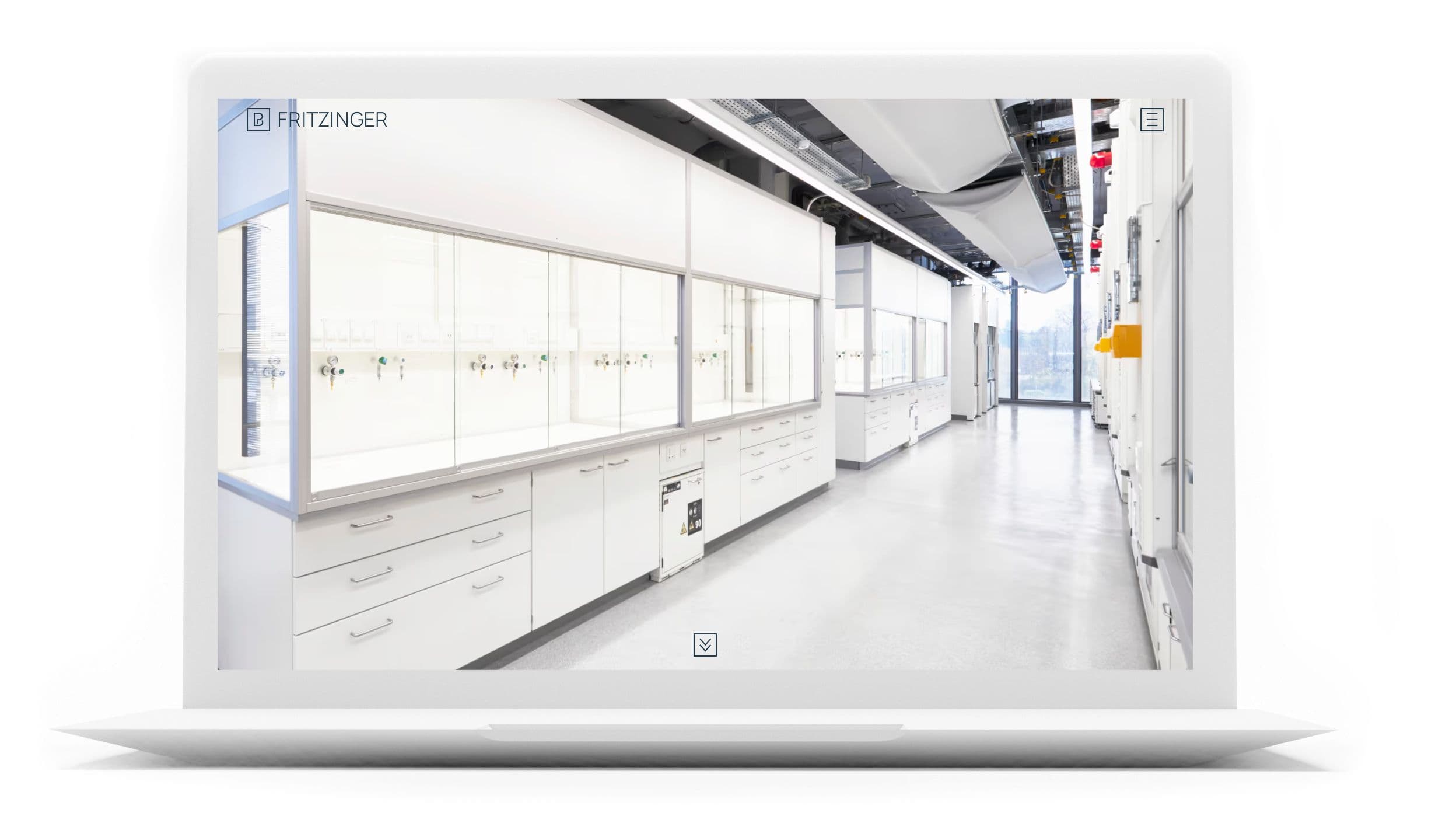 Website Referenz - Corporate Website für das Ingenieur- und Planungsbüro PB Fritzinger präsentiert auf einem MacBook-Display mit hellem, klaren Laborbild