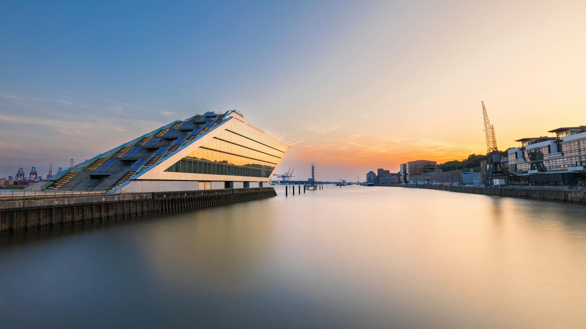 Stimmungsvolles Bild vom Hamburger Hafen - Symbol für unseren regionalen Fokus und die Webdesign-Angebote in Ihrer Nähe.