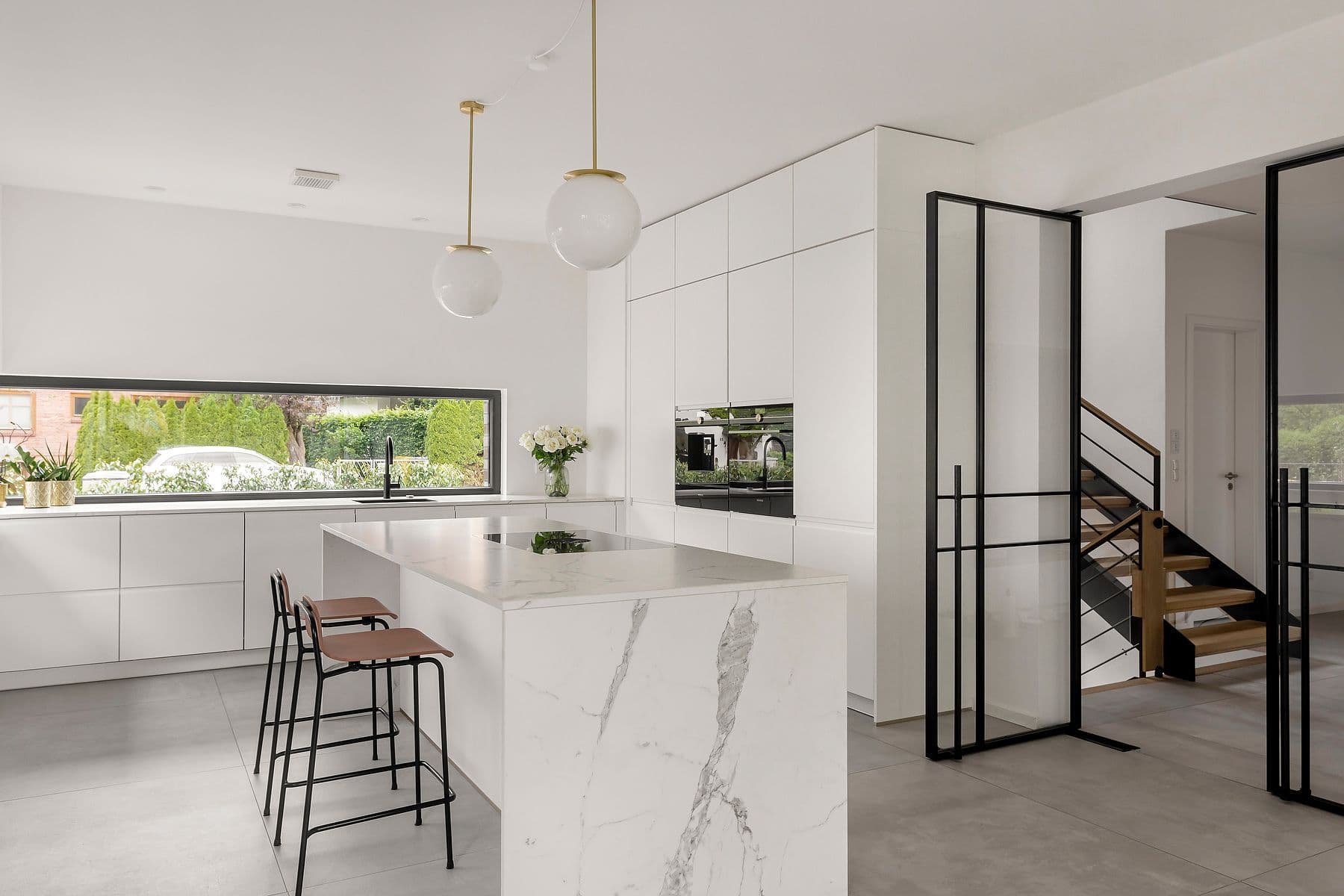 Architekturfotografie einer modernen, hellen Küche aus dem Referenzprojekt 'Beate Rottwinkel' – Beispiel für die hochwertige Bildwelt des Webdesigns.