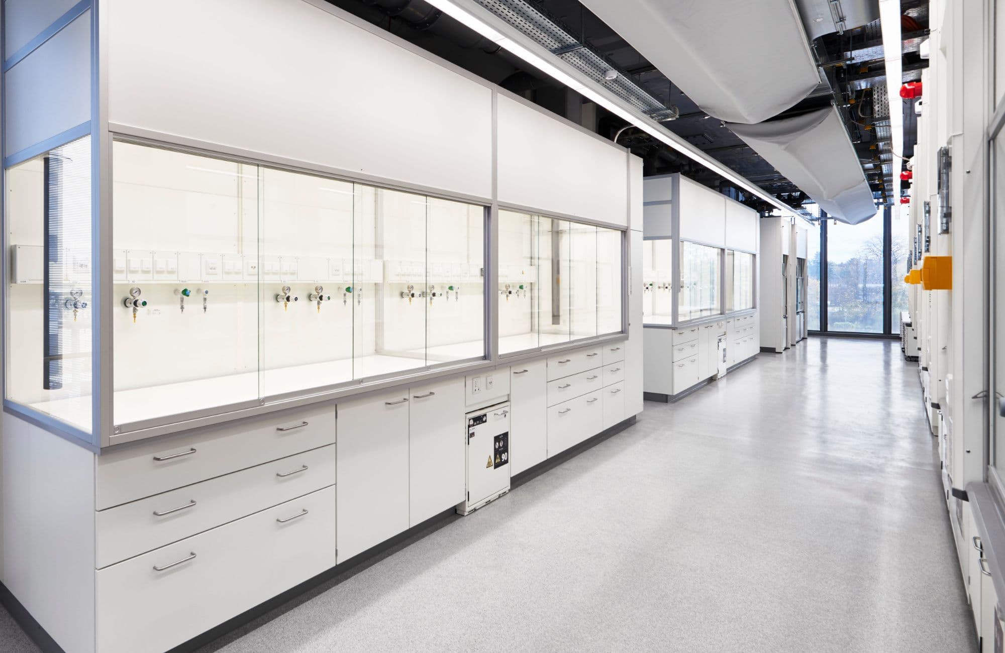 Labor-Fotografie aus dem Projekt PB Fritzinger, das den cleanen Webdesignstil und die hochwertige Webentwicklung widerspiegelt