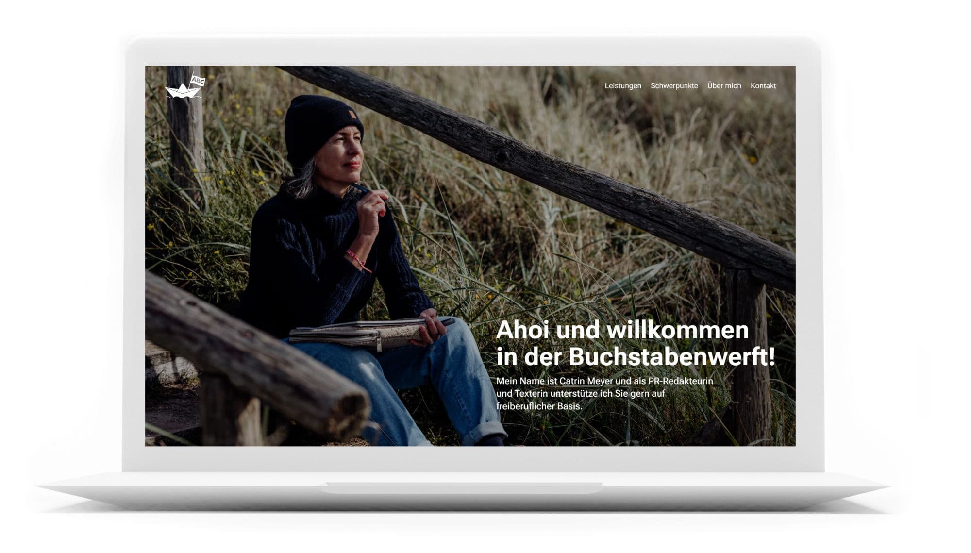 Webdesign Referenz: Website für die Texterin Catrin Meyer, präsentiert auf einem MacBook-Display mit einem Startbild, auf dem die Texterin zu sehen ist.
