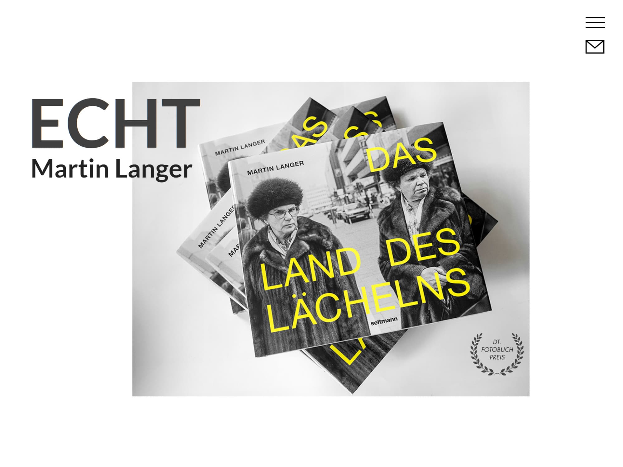 Screenshot des Referenzprojekts Martin Langer mit dem gewonnenen Fotobuchpreis im Vordergrund