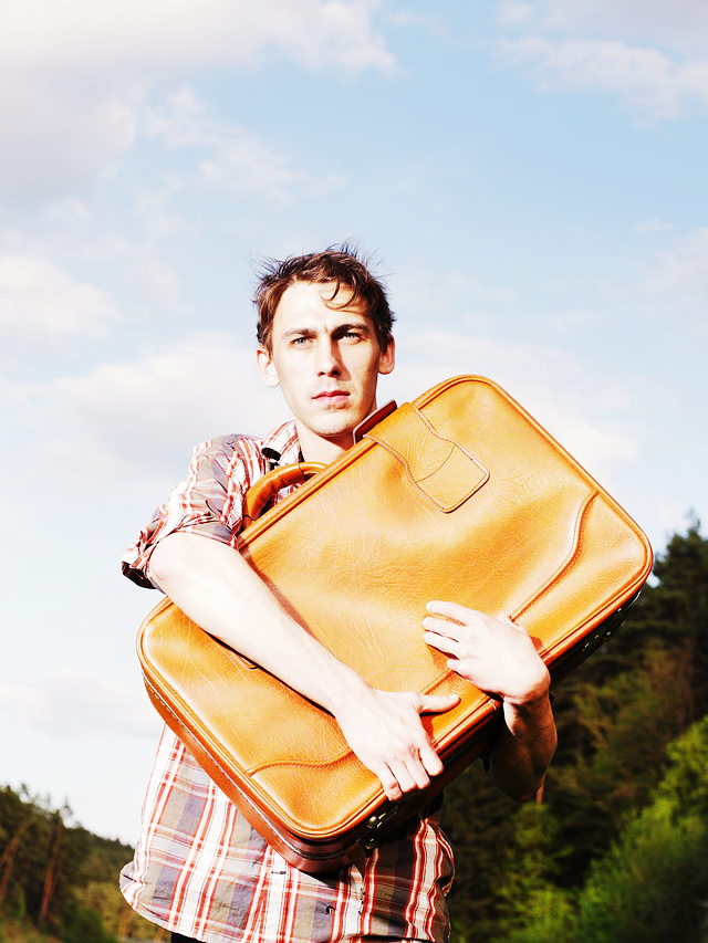 Mann mit Koffer